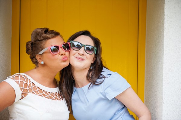 kolorowe okulary przeciwsłoneczne na ślub i wesele